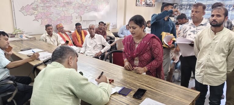 जनसंवाद कार्यक्रम में कैबिनेट मंत्री आशीष पटेल ने सुनीं सैकड़ों लोगों की समस्याएं, अधिकारियों को दिए त्वरित समाधान के निर्देश