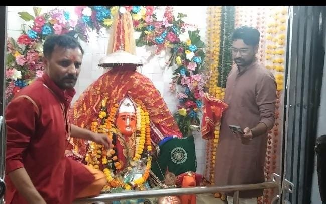 मां किरनाई मंदिर में उमड़ा आस्था का सैलाब, एसडीएम आदित्य नारायण तिवारी ने ज्योति कलश स्थापित कर चुनरी भेंट की शारदीय नवरात्र पर 864 ज्योति कलश प्रज्वलित, विधि-विधान से हुई मां किरनाई की पूजा-अर्चना