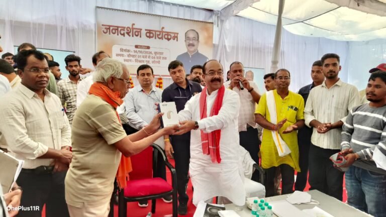 जनता की समस्याओं का समाधान शासन-प्रशासन की प्राथमिकता: उप मुख्यमंत्री अरुण लोरमी में जनदर्शन कार्यक्रम आयोजित, 520 से अधिक आवेदकों ने रखीं अपनी मांगें और समस्याएं हितग्राही को तत्काल श्रवण यंत्र और दूसरे आवेदक को प्रदान किया गया आय प्रमाण पत्र