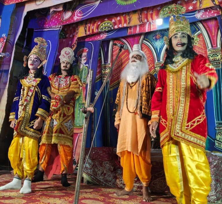 पाली गांव की रामलीला में सीता स्वयंवर का भावपूर्ण मंचन, श्रीराम ने तोड़ा शिवधनुष टूटते ही जय श्रीराम के उद्घोष से गूंजा पंडाल, परशुराम-लक्ष्मण संवाद ने दर्शकों का मन मोहा