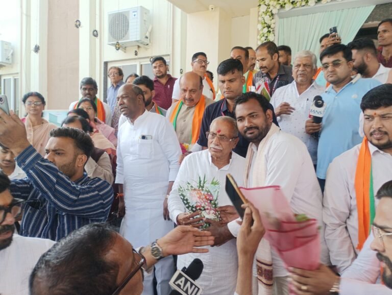उत्तराखंड के नवनियुक्त राज्यपाल ढालसिंह बिसेन से भाजपा नेता ब्रज कुमार नागवंशी ने की सौजन्य मुलाकात, दी शुभकामनाएं राज्यपाल की नई जिम्मेदारी पर दी बधाई, सफल कार्यकाल की कामना