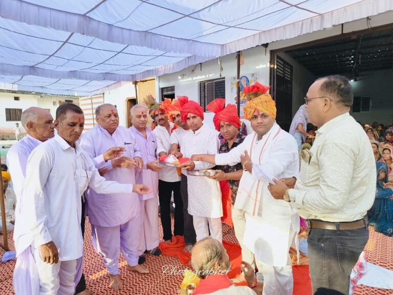 लाबरिया में दशाकर्म एवं पगड़ी रस्म पर मारू कुमावत समाज की अनुकरणीय पहल, धार्मिक स्थलों को दी आर्थिक सहायता स्वर्गीय भूरी बाई की स्मृति में मंदिर में चांदी का छत्र अर्पित, धर्मशाला को बर्तन भेंट कर 19 धार्मिक स्थलों को दिया सहयोग