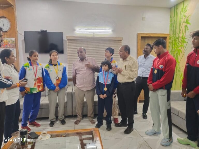 खेलो इंडिया सेंटर राजगढ़ के खिलाड़ियों ने जूडो में लहराया परचम, 6 स्वर्ण और 4 कांस्य पदक जीते कलेक्टर डॉ. गिरीश कुमार मिश्रा और जिला पंचायत सीईओ डॉ. इच्छित गड़पाले ने खिलाड़ियों से मुलाकात कर बढ़ाया उत्साह