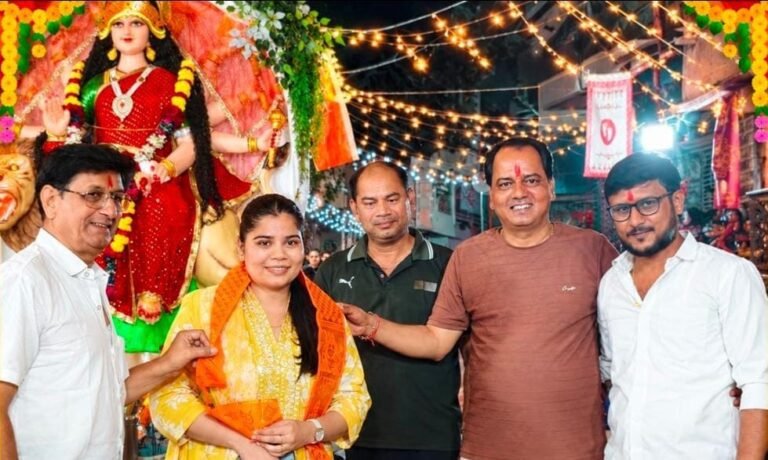 जनपद CEO समीक्षा सोनगरा का चामुंडा माता गरबा समिति ने किया भव्य सम्मान जन्मभूमि के गरबा पांडाल में अतिथि बनकर पहुंचीं समीक्षा सोनगरा, नगरवासियों ने जताई प्रसन्नता