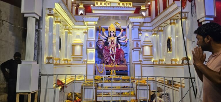 चाँदनी चौक में नवरात्रि की धूम, माँ के दरबार में सजीं भव्य झांकियां स्वर्ण जयंती वर्ष में बारह ज्योतिर्लिंगों, माँ दुर्गा के नौ स्वरूपों और भैरव बाबा के दर्शन कर रहे श्रद्धालु