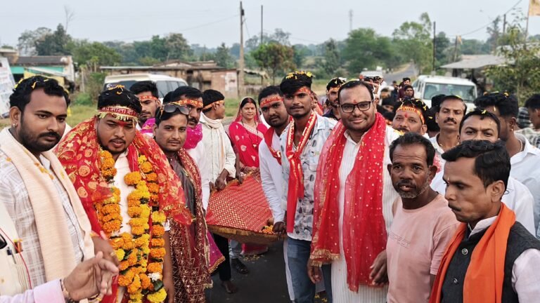 शीलादेही ग्राम पंचायत में चुनरी यात्रा का भव्य स्वागत, भाजपा पदाधिकारियों ने की पुष्पवर्षा