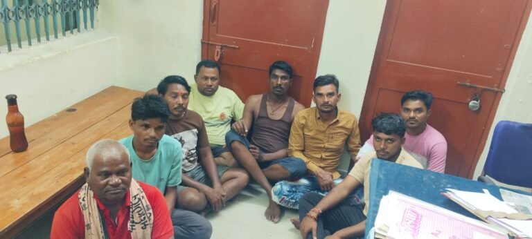 गुण्डरदेही पुलिस की कार्रवाई, जुआ खेलते 8 व्यक्ति पकड़े गए 12,300 रुपये नकद और 52 पत्ती ताश जब्त