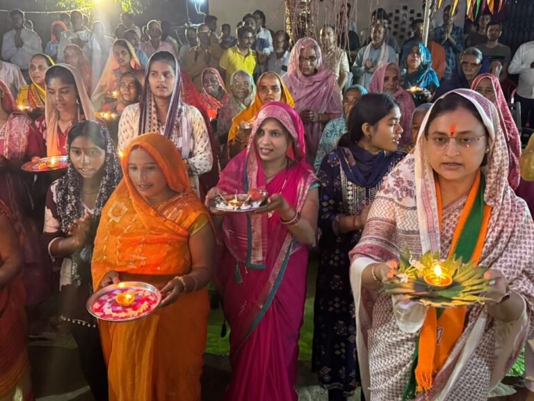 मां के दरबार में पहुंचीं ममता पाण्डेय, सादगी और आत्मीयता से जीता ग्रामीणों का दिल  मिरवापुर में दुर्गा पूजा समारोह में शामिल हुईं ममता पाण्डेय, ग्रामीणों ने कप्तानगंज विधानसभा से विधायक के रूप में देखने की जताई इच्छा