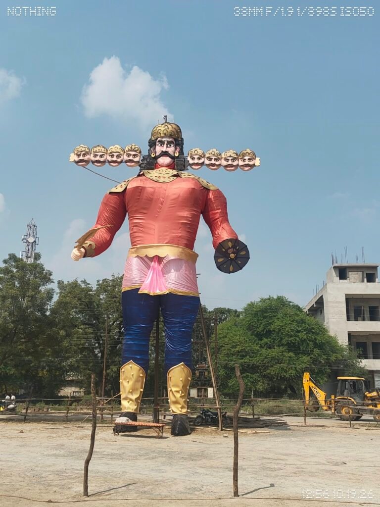दशहरा मैदान में 52 फीट ऊंचा रावण तैयार, आज होगा दहन; आतिशबाजी और सांस्कृतिक प्रस्तुतियां रहेंगी आकर्षण का केंद्र