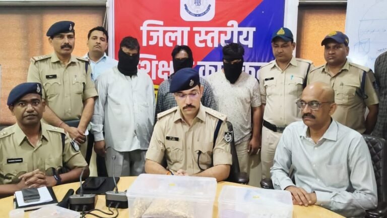 रतलाम पुलिस की बड़ी कार्रवाई: आभूषणों की जांच के दौरान अंतरराज्यीय गिरोह के 6 सदस्य गिरफ्तार 11.80 किलोग्राम सोने जैसे आभूषण व मूर्ति, 2.20 किलोग्राम चांदी जैसे आभूषण, 400 ग्राम चांदी के सिक्के और ₹30 हजार नकद बरामद