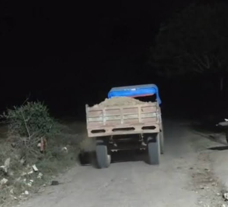 हंडिया में रेत परिवहन की जांच की मांग, CCTV फुटेज से सामने आ सकती है वाहनों की आवाजाही की जानकारी रात 12 से सुबह 4 बजे तक ट्रैक्टर-ट्रॉलियों के आवागमन की स्थानीय लोगों ने दी जानकारी, खनिज विभाग और प्रशासन से जांच की मांग