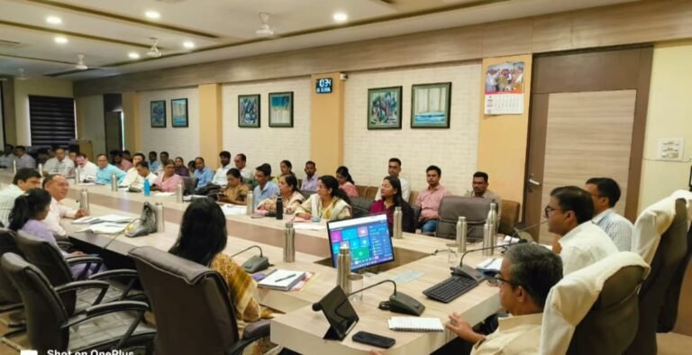 कलेक्टर ने समयावधि पत्रों की समीक्षा बैठक में दिए आवश्यक निर्देश