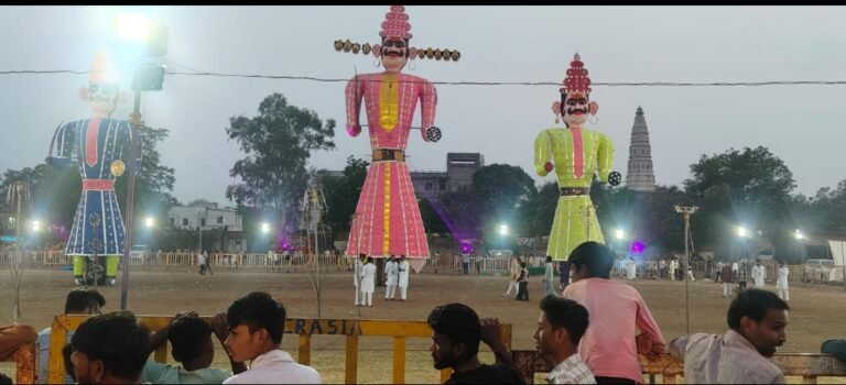 51 फीट ऊंचे रावण का दहन, जय श्रीराम के जयघोष से गूंजा बैरसिया कुंभकर्ण और मेघनाद के पुतलों का भी हुआ दहन, आतिशबाजी और लेजर शो ने बढ़ाई उत्सव की भव्यता; भगवान श्रीराम के राज्याभिषेक के साथ हुआ समापन