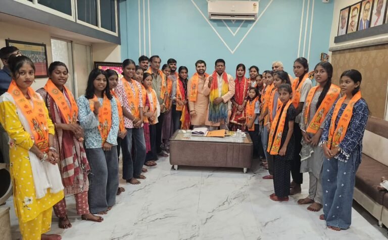 विधायक गोपालसिंह इंजीनियर ने दुर्गा वाहिनी की बेटियों का किया सम्मान, संगठन को भेंट की ₹5 हजार की सम्मान निधि। विजयदशमी चल समारोह में शानदार प्रस्तुति एवं सेवा कार्यों से प्रभावित होकर विधायक ने रामनामी दुपट्टे पहनाकर किया सम्मानित।