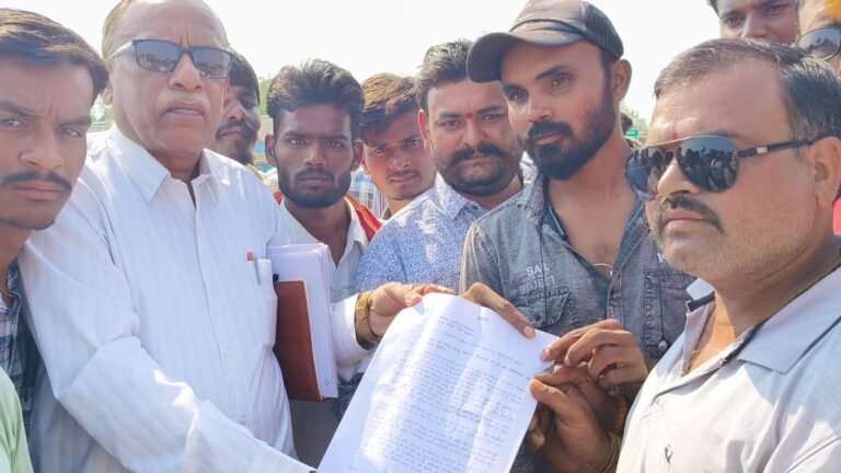 खाद के लिए सड़क पर उतरे किसान सरकार को दिया दो दिन का अल्टीमेटम
