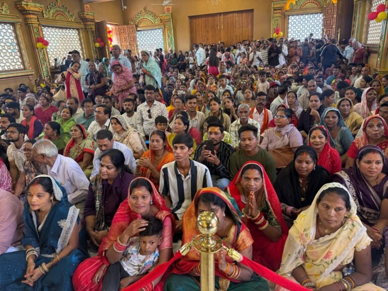 कुबेरेश्वरधाम में उमड़ा आस्था का सैलाब, 30 हजार से अधिक श्रद्धालुओं को वितरित की भोजन प्रसादी  शरद पूर्णिमा पर भगवान शिव, श्रीराम और श्रीकृष्ण के दिव्य स्वरूपों का हुआ विशेष श्रृंगार, पंडित प्रदीप मिश्रा ने दिया सदाचार और कर्तव्यपालन का संदेश 