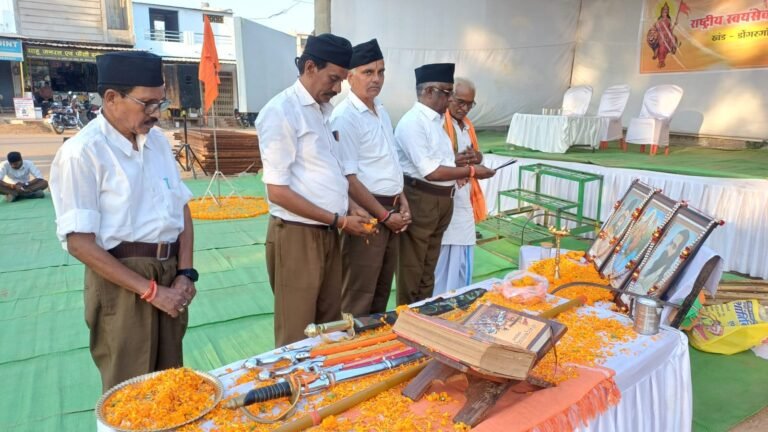 धूमधाम से मना आरएसएस का विजयदशमी उत्सव शस्त्र पूजन के बाद निकला भव्य पथ संचलन, जगह-जगह हुई पुष्पवर्षा
