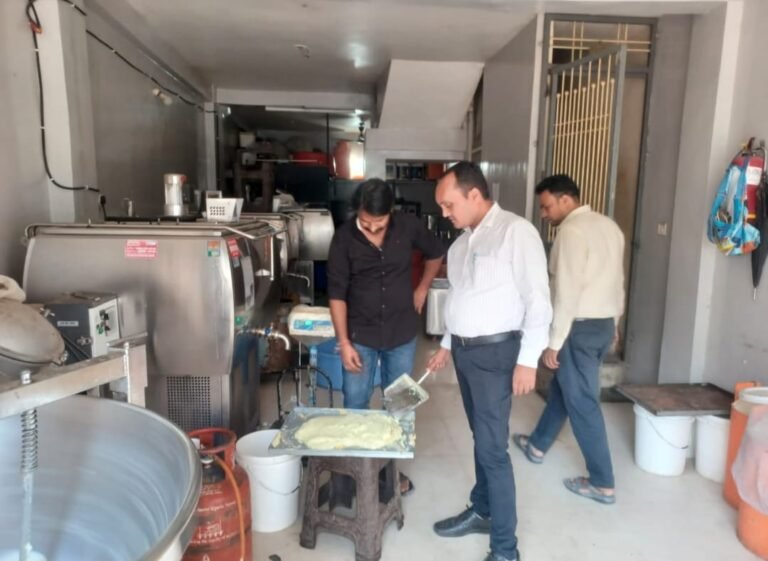 त्योहारों के मद्देनजर खाद्य सुरक्षा विभाग की कार्यवाही, दूध-मिठाई सहित 14 नमूने जांच हेतु भेजे