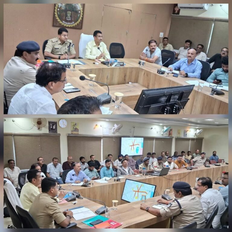 सड़क सुरक्षा समिति की बैठक में कलेक्टर ने दिए निर्देश फुटपाथ पर दुकानें लगाने और सड़क पर सामान रखने से यातायात बाधित न हो – कलेक्टर श्री यादव,
