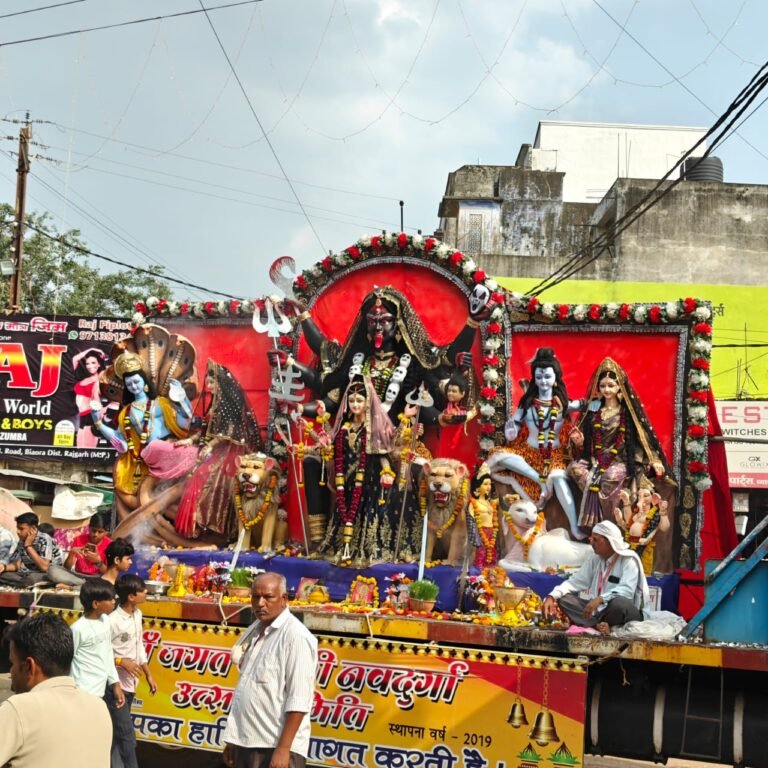 जयकारों के साथ मां दुर्गा को दी गई विदाई, श्रद्धा के साथ हुआ प्रतिमा विसर्जन